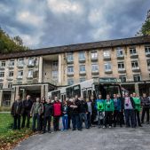Zdjęcie grupowe z imprezy Jelczem M11 przez Dolnię Popradu