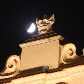 Maszkaron i Księżyc
