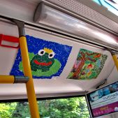 Autobus zdobiony przez dzieci