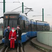 Święty Mikołaj w towarzystwie niegrzecznych dzieci