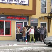 Kolejka przed otwarciem