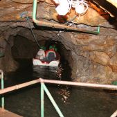 Łódź w zalanym tunelu
