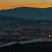 Panorama Nowego Sącza o zachodzie słońca